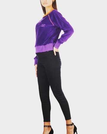 Retro velvet sweater In the colour purple.